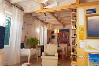 001 2021 217 split nicely decorated apartment for sale