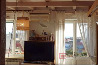 013 2021 217 split nicely decorated apartment for sale