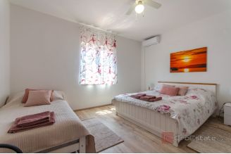 020 2011 107 Brac Semi detached house with sea view for sale