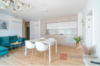 12 2025 33 Split apartment for rent