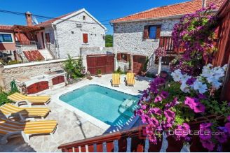001 2016 467 Zadar house with apartments and pool for sale