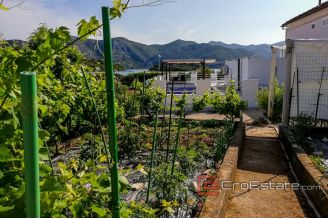 20 5071 30 Korcula house seafront for sale