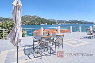 001 2041 07 Trogir house near the sea for sale