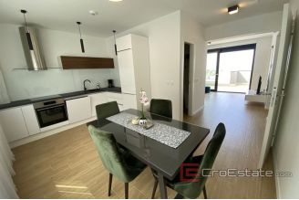 020 2043 22 near split luxury villa with pool for sale