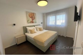 020 2043 22 near split luxury villa with pool for sale