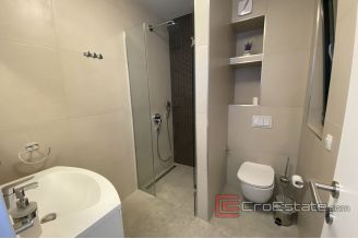 020 2043 22 near split luxury villa with pool for sale