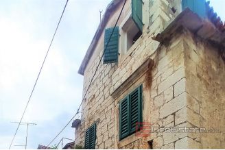 005 2040 25 trogir apartment in stone house for sale