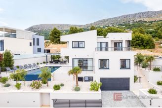 020 001 2022 343 near split villa with pool and sea view for sale
