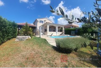 001 1014 02 Porec house with pool for sale