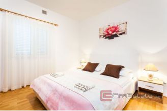 020 5159 30 Korcula apartment house first row to the sea for sale