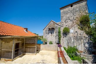 16 2011 101 Brac stone house seafront for sale