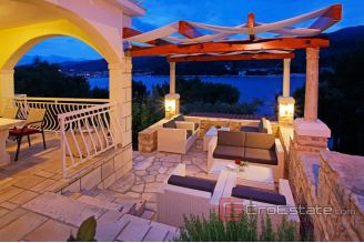 016 5181 30 Korcula villa first row to the sea for sale