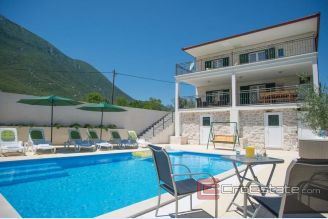 001 2018 211 Makarska house with pool for sale