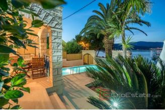 014 2018 216 Trogir house first row to the sea for sale