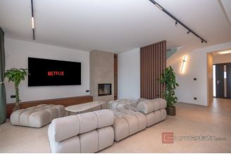 020 2043 56 near split house for sale