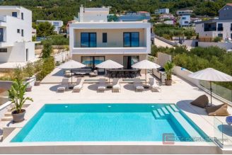 020 2043 56 near split house for sale