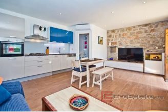 017 5199 30 Split area stone house with pool for sale