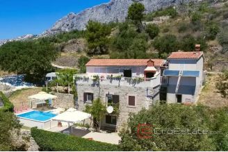 017 5199 30 Split area stone house with pool for sale
