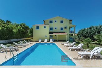 001 5200 30 Porec house with pool for sale