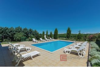 011 5200 30 Porec house with pool for sale