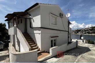001 5268 30 Primosten house near the sea for sale