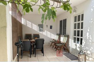 001 5271 30 Trogir apartment near sea for sale