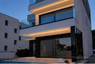 018 5285 30 Sukosan house with sea view sale