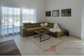 018 1021 02 house with pool for sale