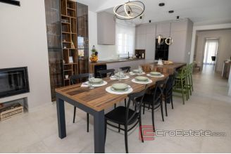 018 1021 02 house with pool for sale