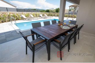 018 1021 02 house with pool for sale