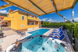 001 2036 84 Kastela villa with swimming pool for sale