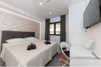 020 2031 99 Ciovo apartment with pool for sale