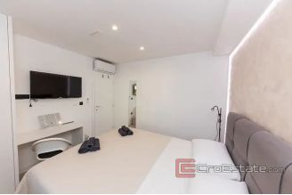 020 2031 99 Ciovo apartment with pool for sale