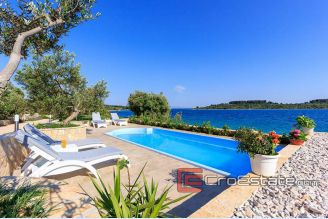01 4623 30 Ciovo villa for rent by the sea1
