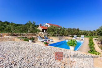 20 4623 30 Ciovo villa for rent by the sea