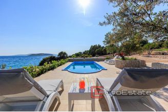 20 4623 30 Ciovo villa for rent by the sea