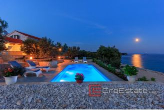 20 4623 30 Ciovo villa for rent by the sea