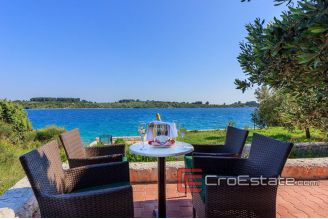 20 4623 30 Ciovo villa for rent by the sea