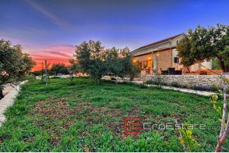 20 4623 30 Ciovo villa for rent by the sea