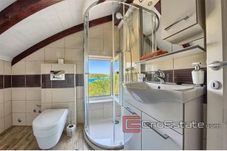 20 4623 30 Ciovo villa for rent by the sea