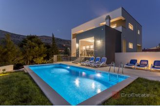001 5302 30 Omis Luxury villa with pool for sale