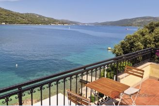 001 2047 08 Trogir House in the first row to the sea for sale
