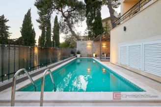 001 2045 16 Split Bacvice Unique villa with pool near the sea for sale
