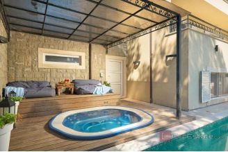 020 2045 16 Split Bacvice Unique villa with pool near the sea for sale