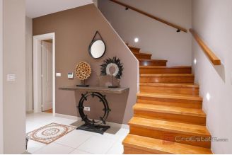 020 2045 16 Split Bacvice Unique villa with pool near the sea for sale