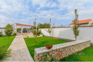 017 2048 15 near split villa with pool for sale