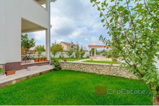 017 2048 15 near split villa with pool for sale