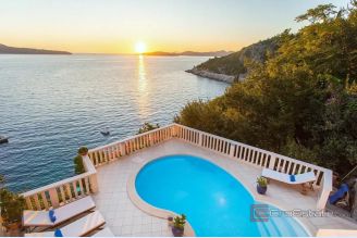 000 2026 111 Dubrovnik Villa in the first row to the sea for sale