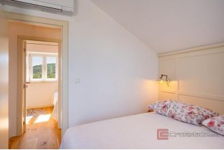 020 2046 18 Brac Two storey house with pool and a sea view for sale