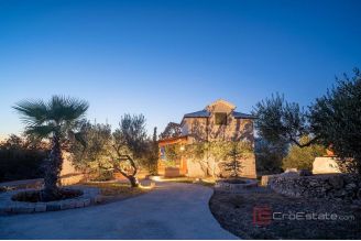 020 2046 18 Brac Two storey house with pool and a sea view for sale